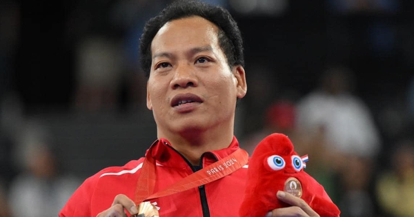 Lê Văn Công: “Giành HCĐ cử tạ Paralympic 2024 xong, tay tôi xụi luôn, không thể cầm đũa ăn cơm”